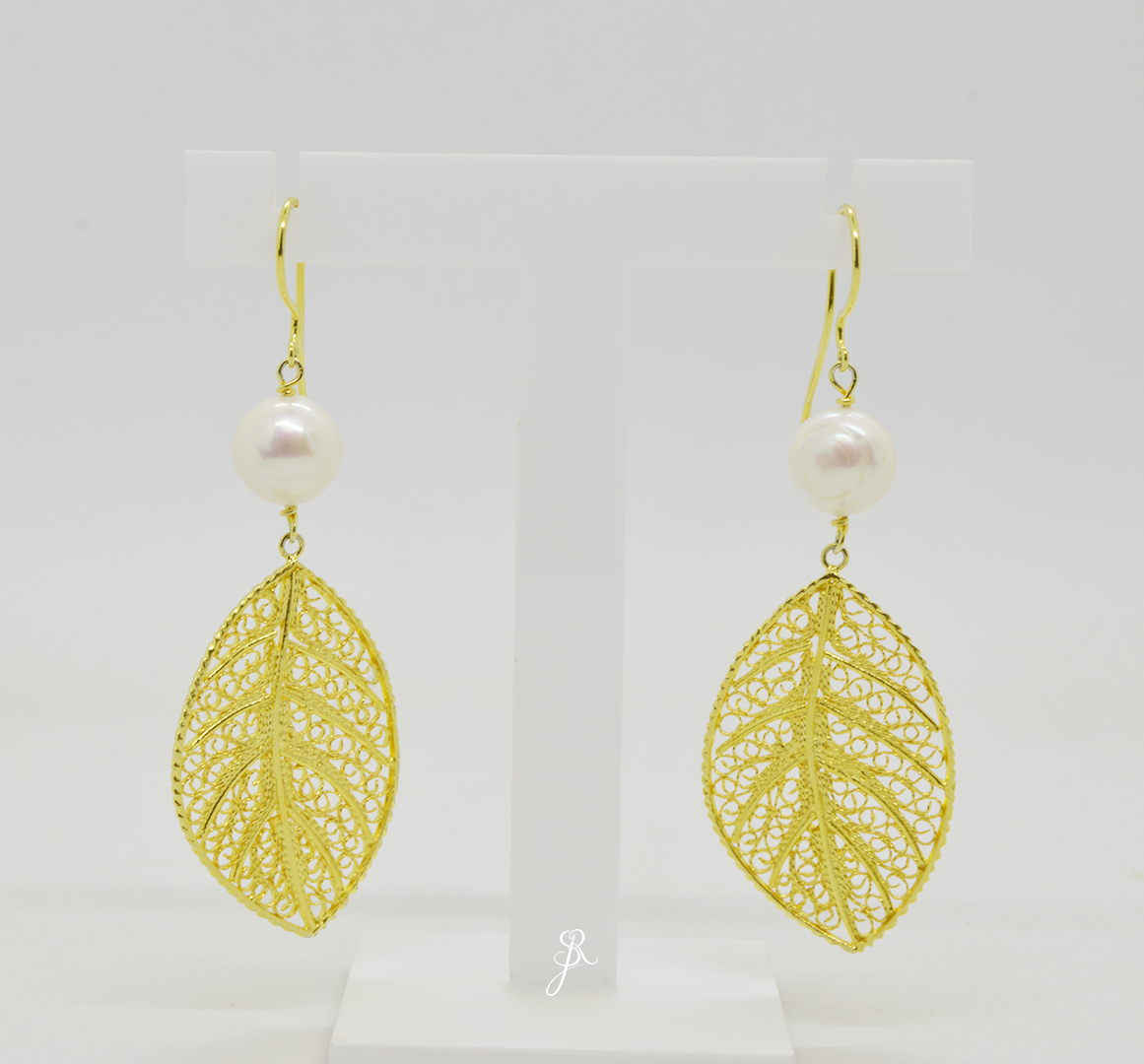 Brincos Folha de Filigrana e Pérolas Brincos dourados em forma de folha com pérola branca