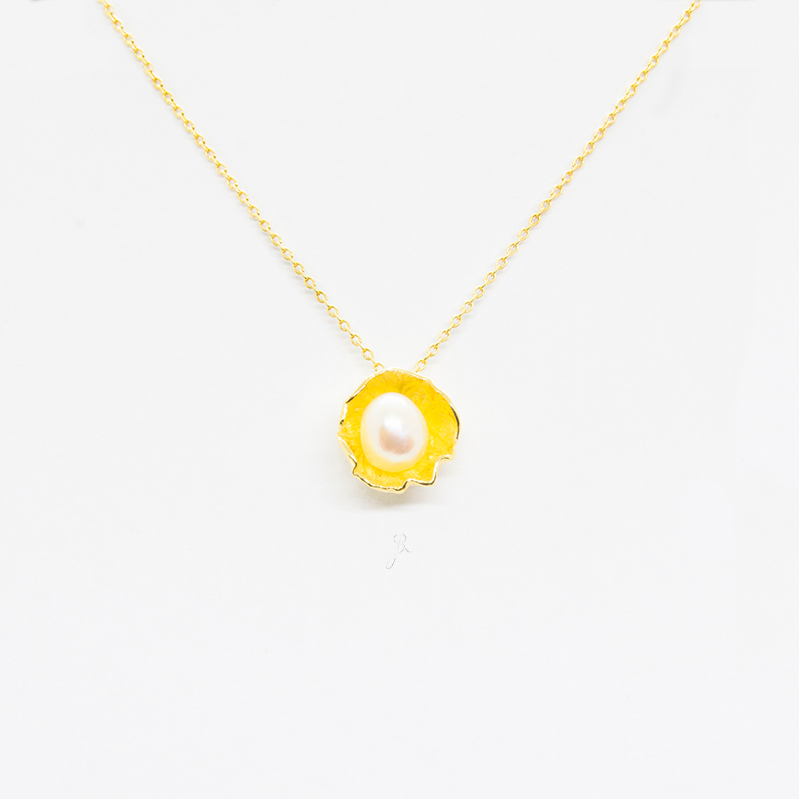 Colar Ostra Pequena Colar com pendente de concha dourada e pérola