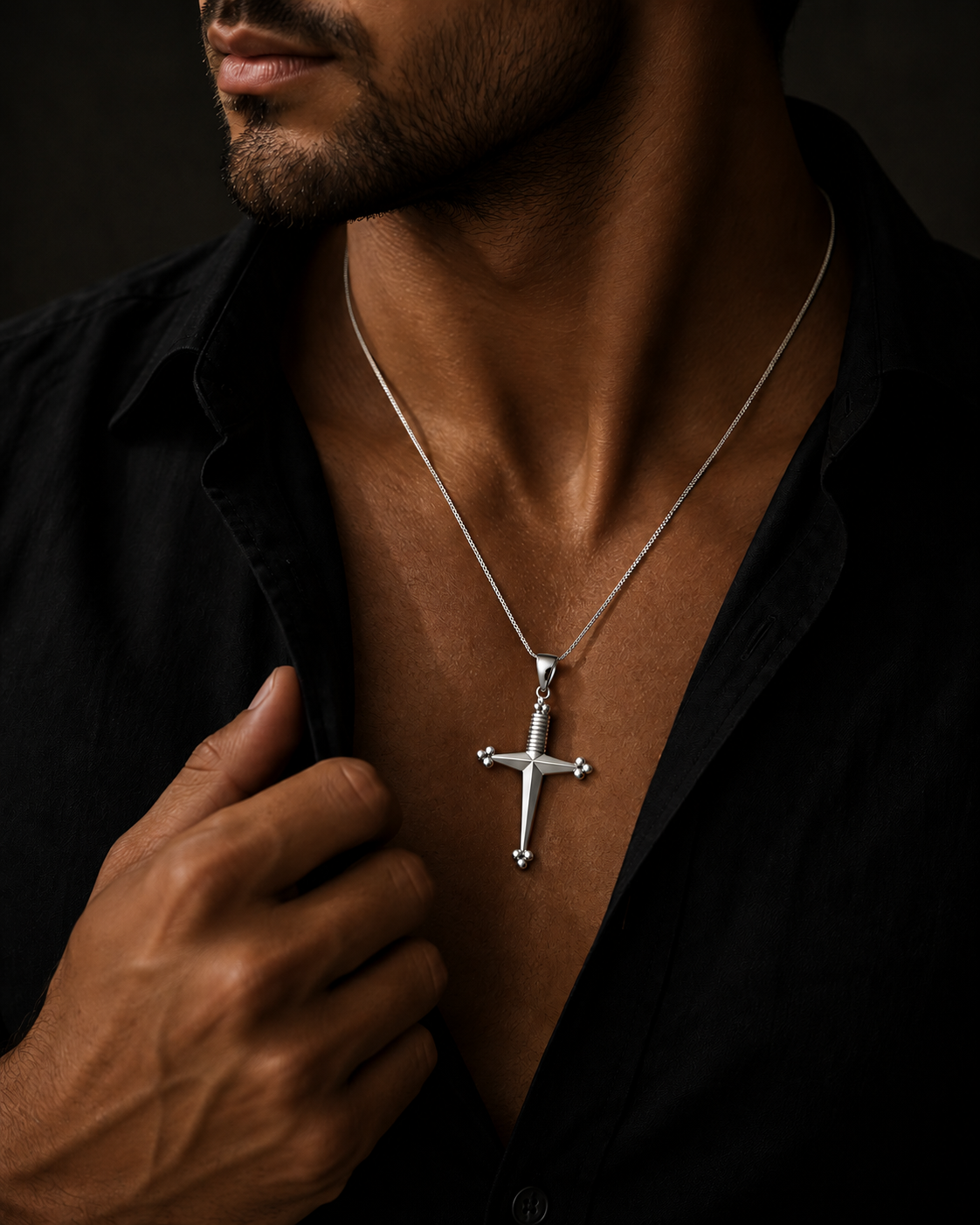 Cruz Espada Colar masculino com pendente em cruz prateada e camisa preta