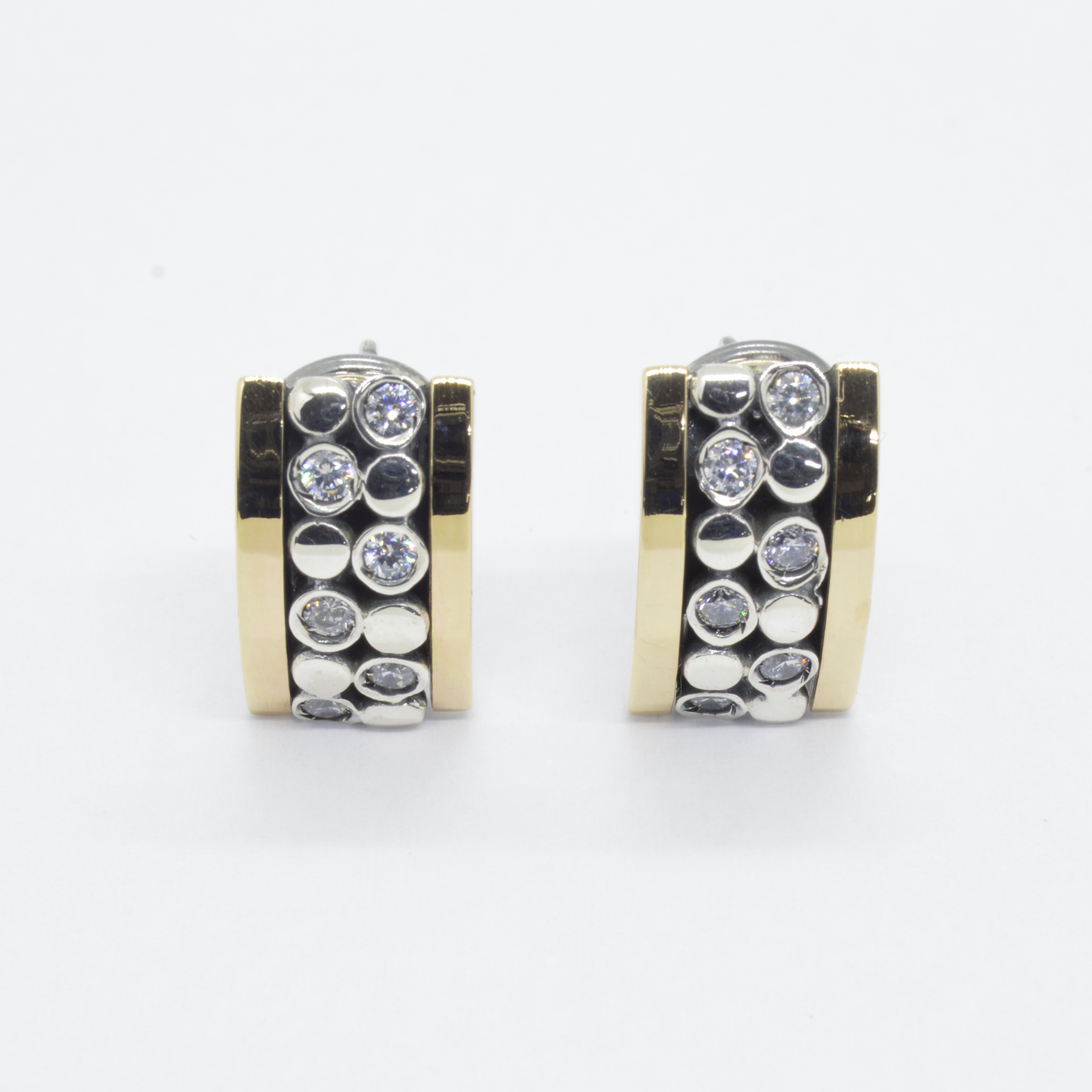 Brincos Prata e Ouro Brincos dourados e prateados com pedras brilhantes embutidas em padrão circular