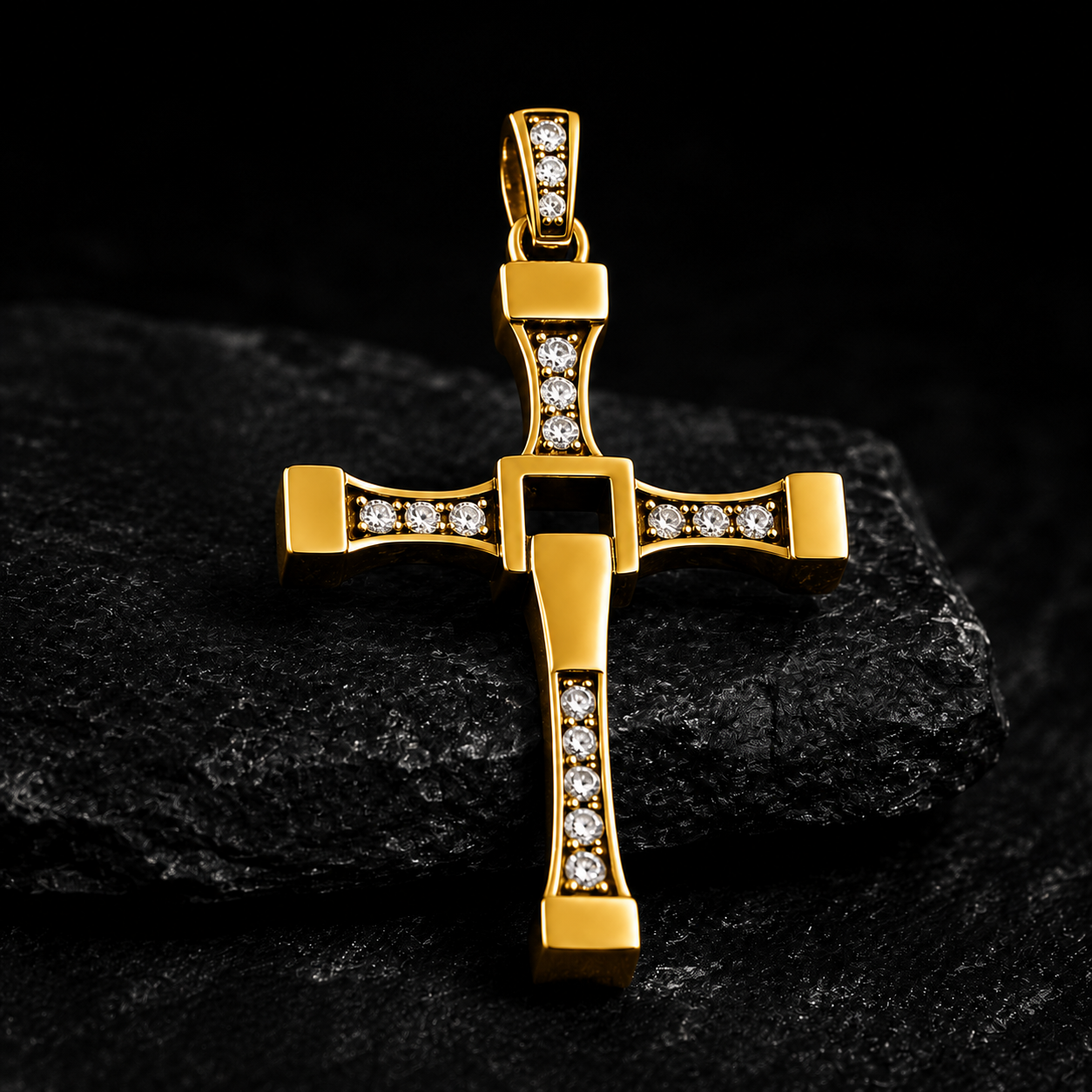 Cruz Coragem Pendente dourado em forma de cruz com pedras em fundo preto