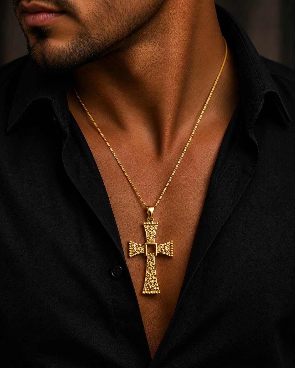 Cruz Rústica Colar masculino dourado com pendente de cruz texturizada sobre camisa preta aberta