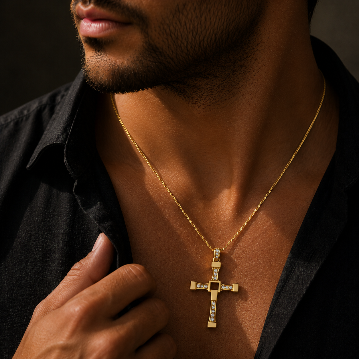 Cruz Coragem Colar dourado com pendente de cruz em pele masculina