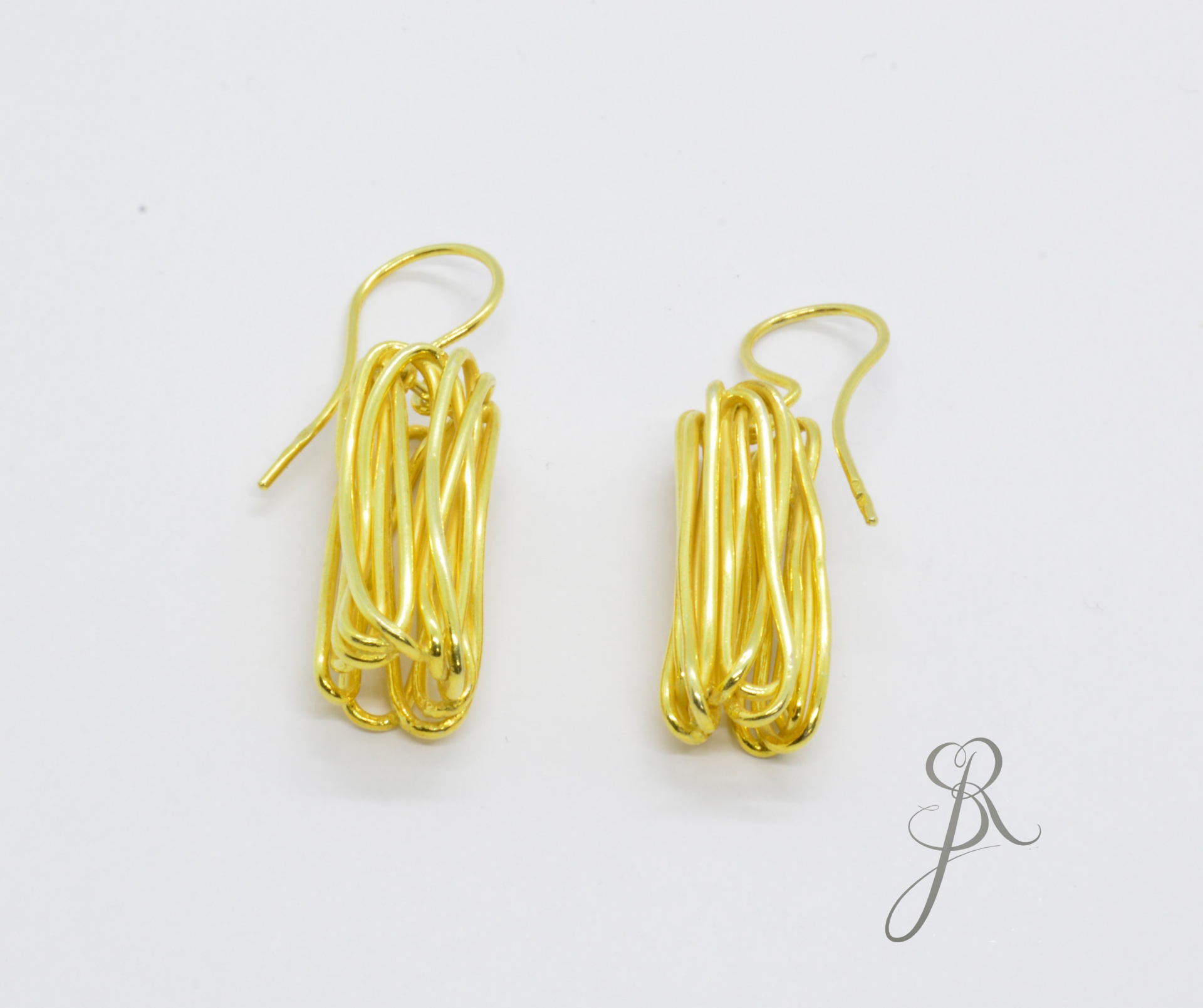 Brincos de Fios Brincos dourados entrelaçados com fecho gancho
