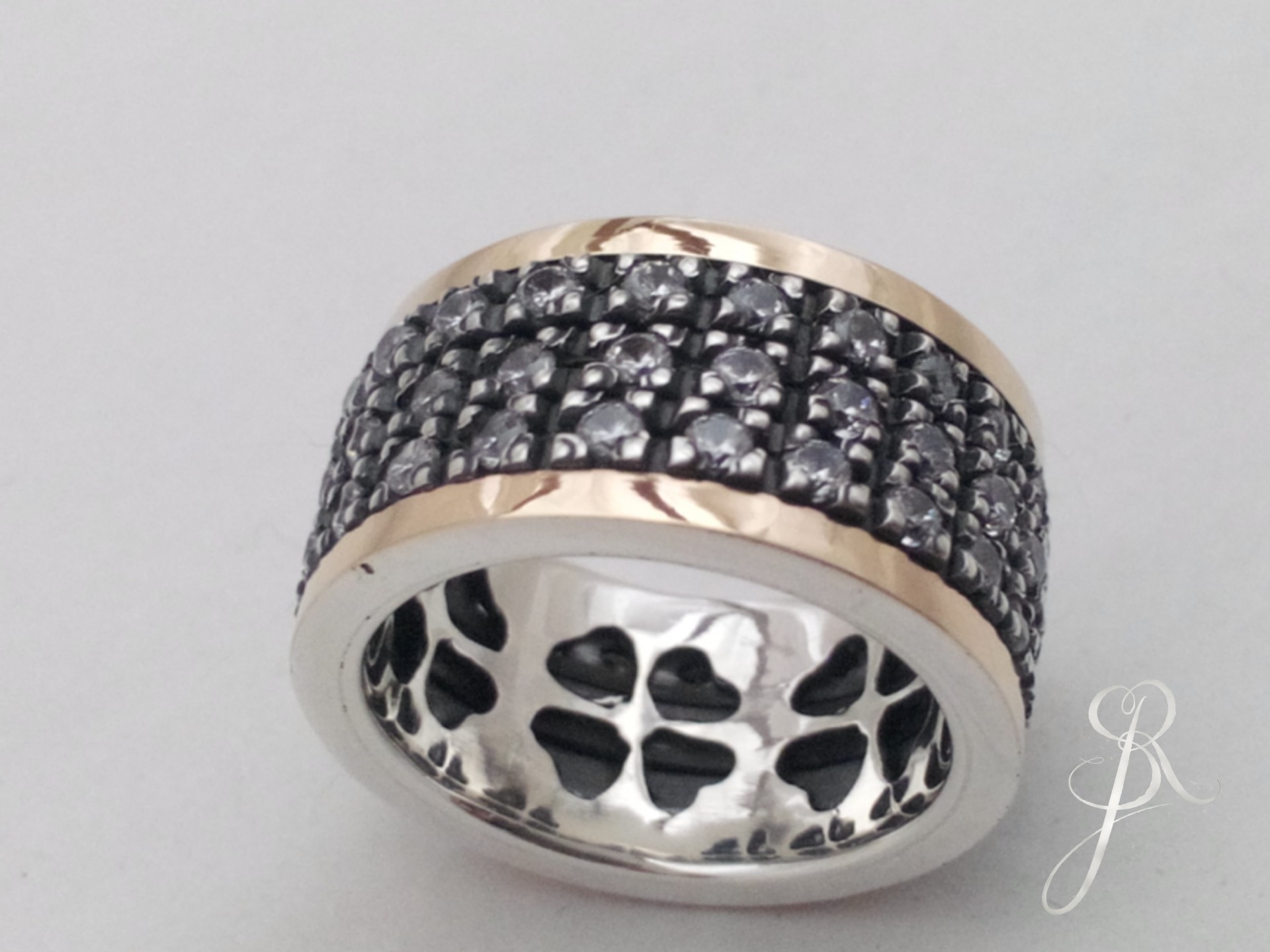 Aliança Rotativa c/Zircónias Anel largo em metal prateado com cristais pretos e bordas douradas