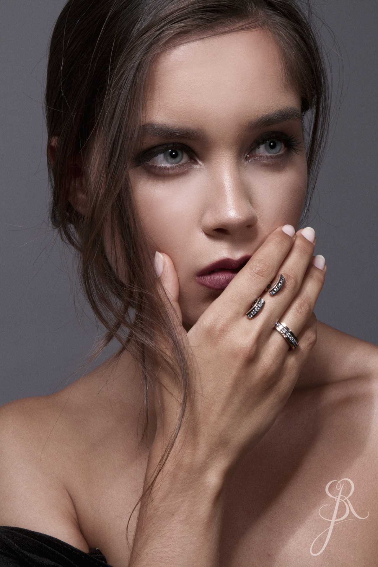 Brincos Prata e Ouro Mulher com anéis prateados e fundo cinza