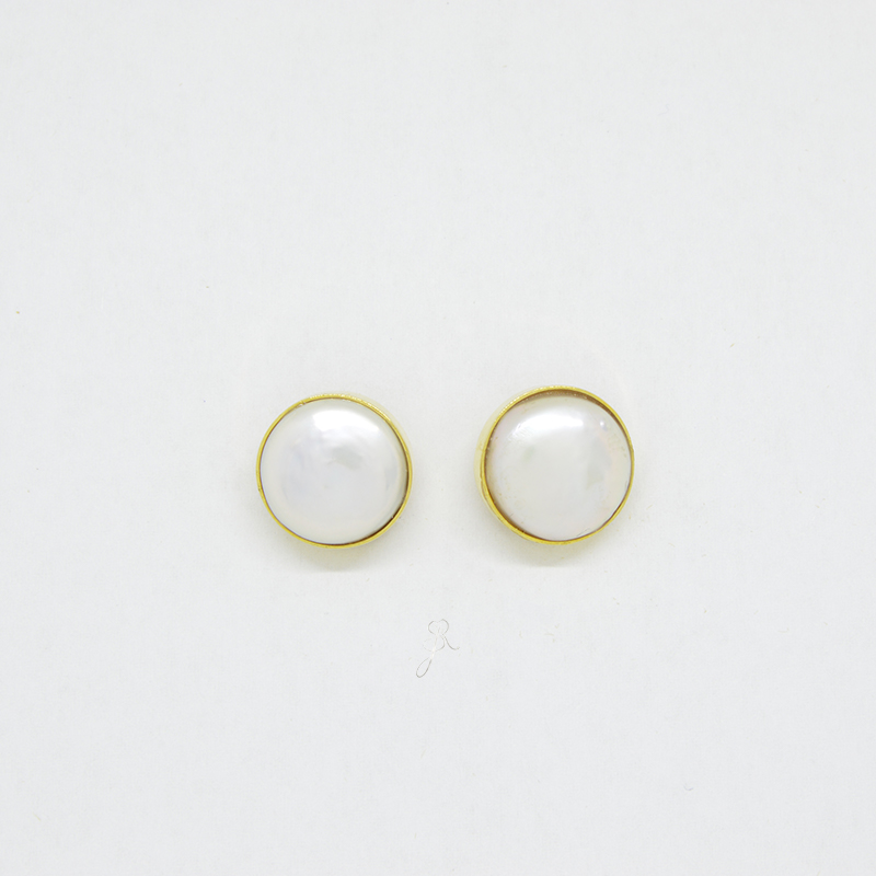 Brincos Pérola Barroca Par de brincos redondos com pérolas artificiais e borda dourada