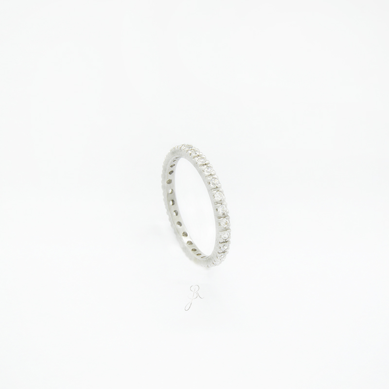 Aliança de Zircónias anel fino com pedras brilhantes cravejadas em metal prateado