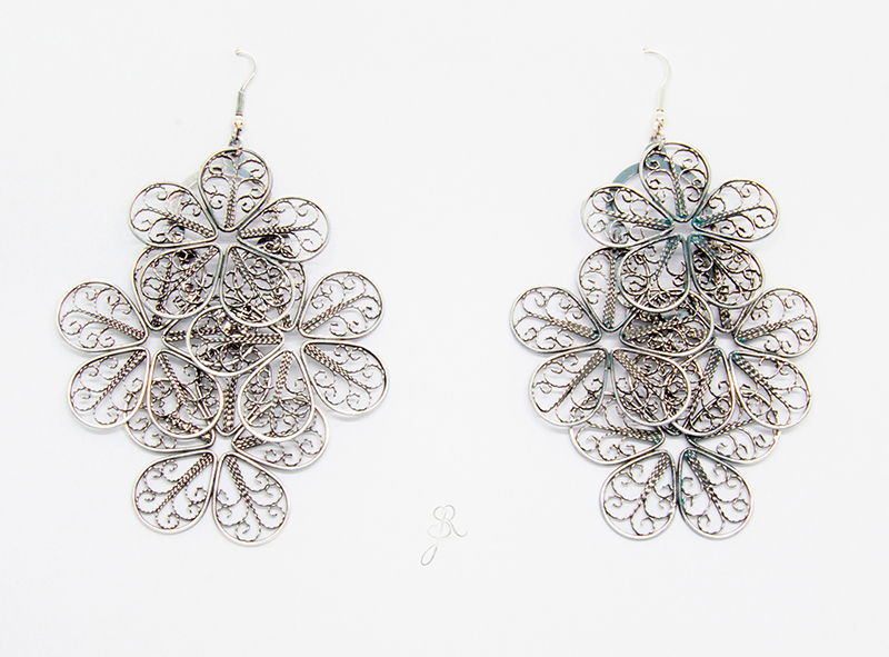 Brincos Flores de Filigrana Brincos de filigrana prateados com design floral e textura delicada