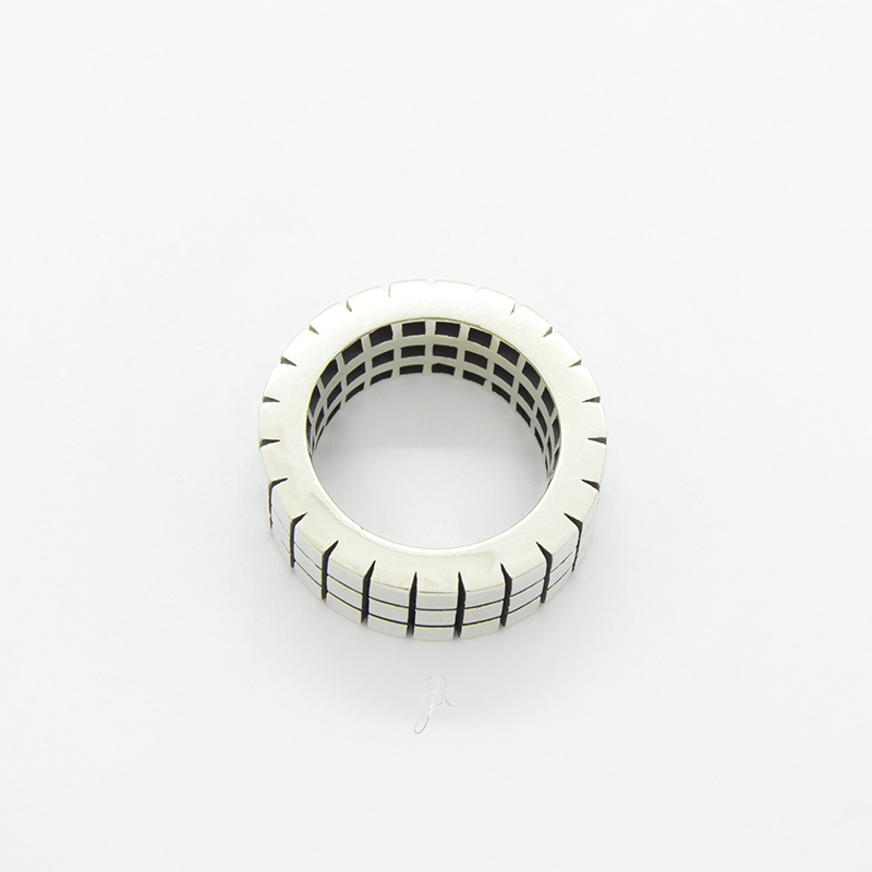 Anel Matrix anel com padrão de quadrícula preta sobre fundo branco