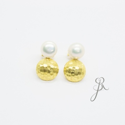 Brincos com pérola e disco dourado martelado