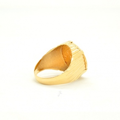 Anel dourado com textura e fundo branco