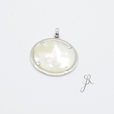 Pingente redondo prateado com madrepérola branca