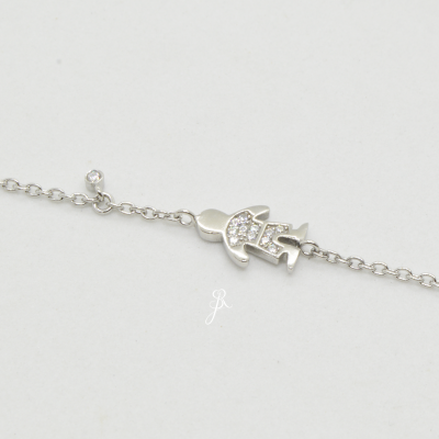 Pulseira prateada com pendente de menina e cristais em fundo branco