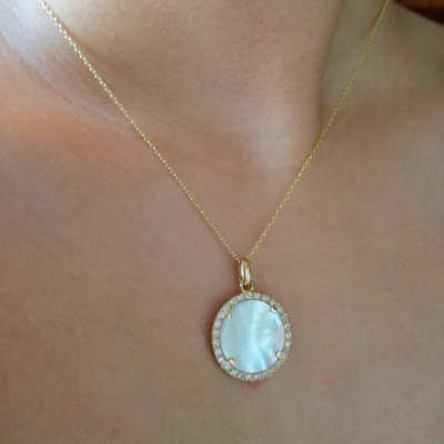 Colar dourado com pendente circular madrepérola e pedras brilhantes