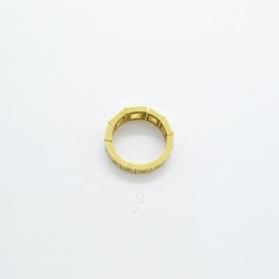 Anel amarelo com design geométrico sobre fundo branco