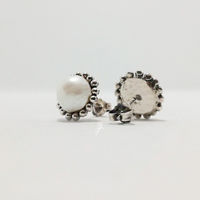 Brincos pequenos redondos de prata com pérola central e bolinhas decorativas