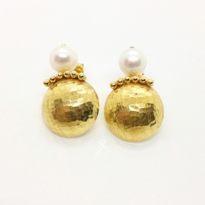 Brincos dourados texturizados com pérolas brancas