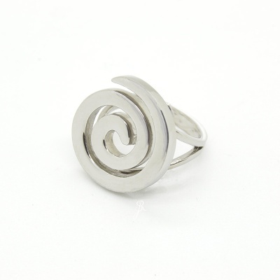 Anel prateado de metal com design espiral