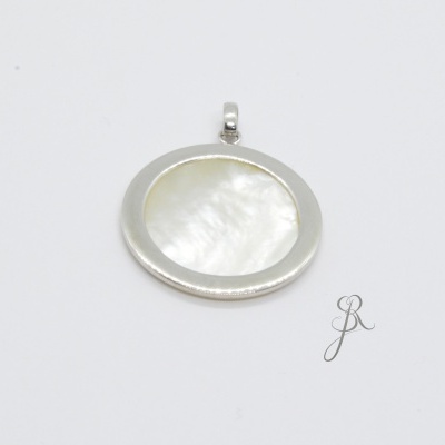 Pingente redondo prateado com madrepérola branca