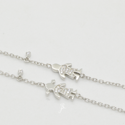 Pulseiras de prata com pendentes em forma de menino e menina com pedras brilhantes