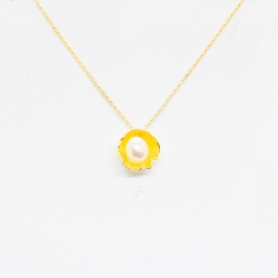 Colar com pendente de concha dourada e pérola