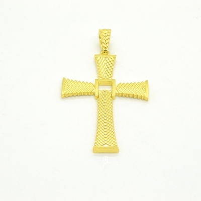 pendente cruz dourado com padrão em zigzag textura tridimensional sobre fundo branco