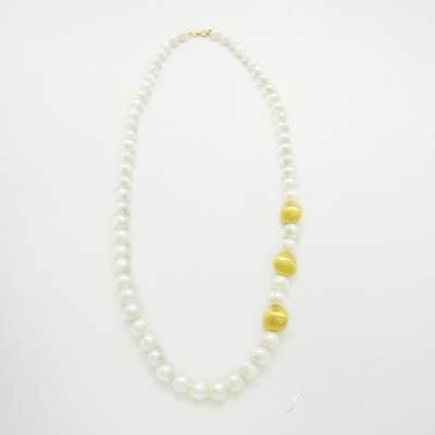 Colar de pérolas brancas com três contas douradas em fundo branco