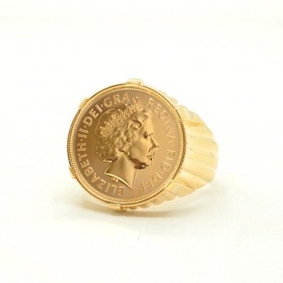 Anel dourado com relevo de cabeça de rainha em moeda antiga