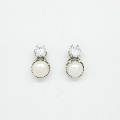 Brincos de pérola e cristal em fundo branco