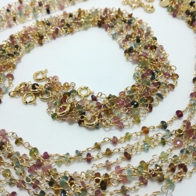 Colares ou pulseiras com pedras coloridas e fios dourados