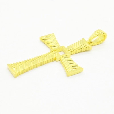 Pendente dourado em forma de cruz com padrão geométrico sobre fundo branco