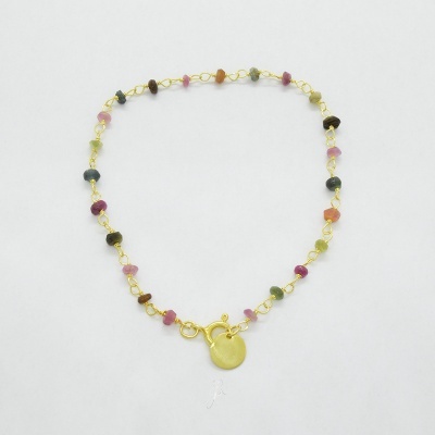 Colar com pedras coloridas e corrente dourada com pendente redondo