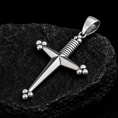 Pendente em forma de espada prateada brilhante sobre pedra preta