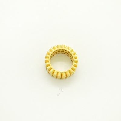 Anel amarelo com textura dentária sobre fundo branco