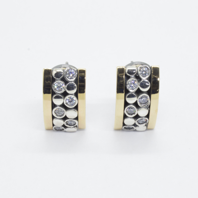 Brincos dourados e prateados com pedras brilhantes embutidas em padrão circular