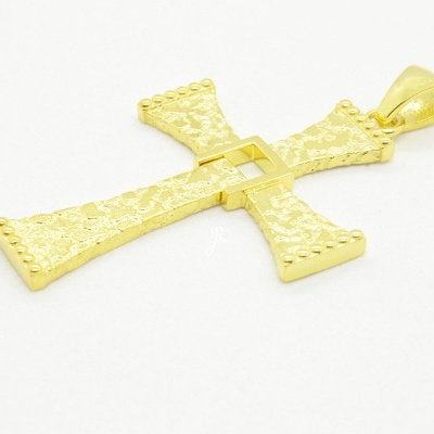Pendente dourado em forma de cruz com textura martelada