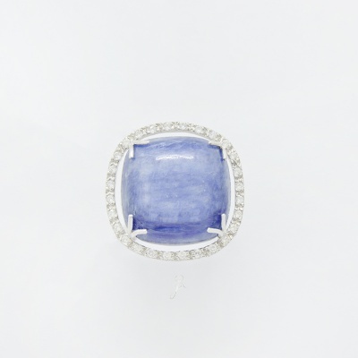 Anel com pedra azul e moldura prateada com cristais