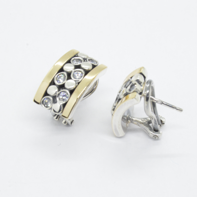 Brincos prateados e dourados com pedras transparentes