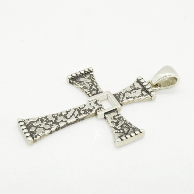 Pendente de cruz prateado com textura e detalhes em bolinhas