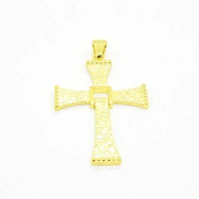 Pendente cruz dourada com textura floral e esferas
