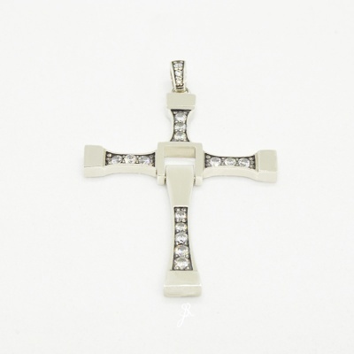 Pendente em forma de cruz com pedras transparentes e metal prateado