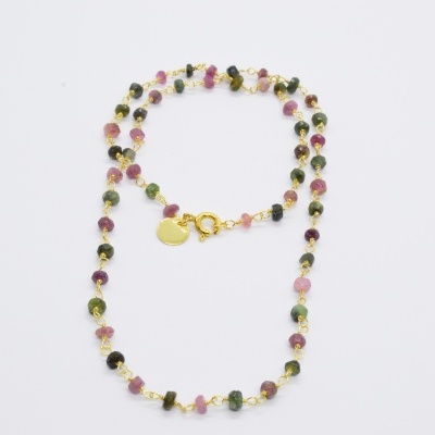 Colar com pedras naturais coloridas e fecho dourado