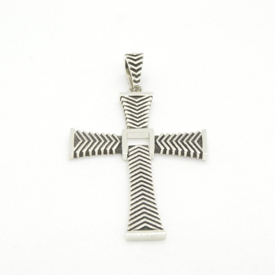 Pendente em forma de cruz prateada com padrão de setas em relevo