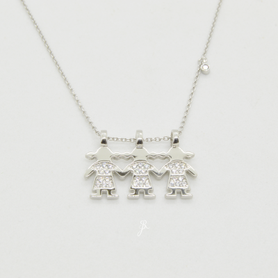 Colar prateado com três figuras femininas ligadas com detalhes brilhantes