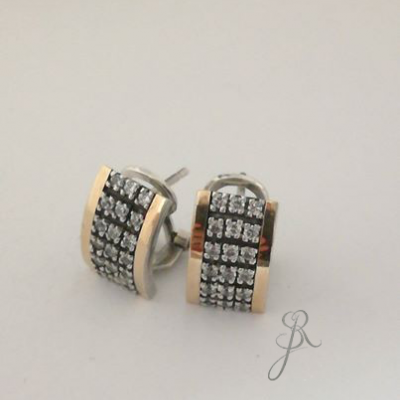 Brincos pequenos com pedras brilhantes e detalhes dourados