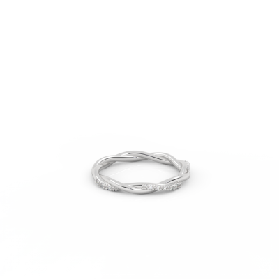 Anel de prata entrelaçado com pedras brilhantes em superfície branca