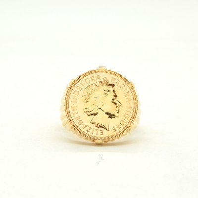 anel dourado com moeda da rainha Elizabeth II