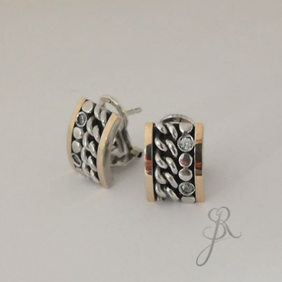 Par de brincos de metal prateado com textura e pedras