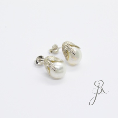 Brincos de pérola branca com metal prateado texturizado
